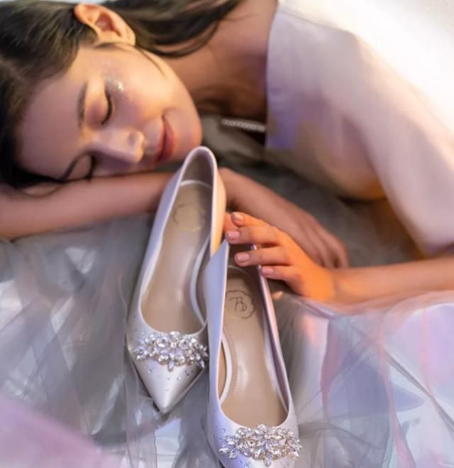 建议30岁以上女性：别穿牛仔裤配小白鞋，这些平底鞋选穿上更高级