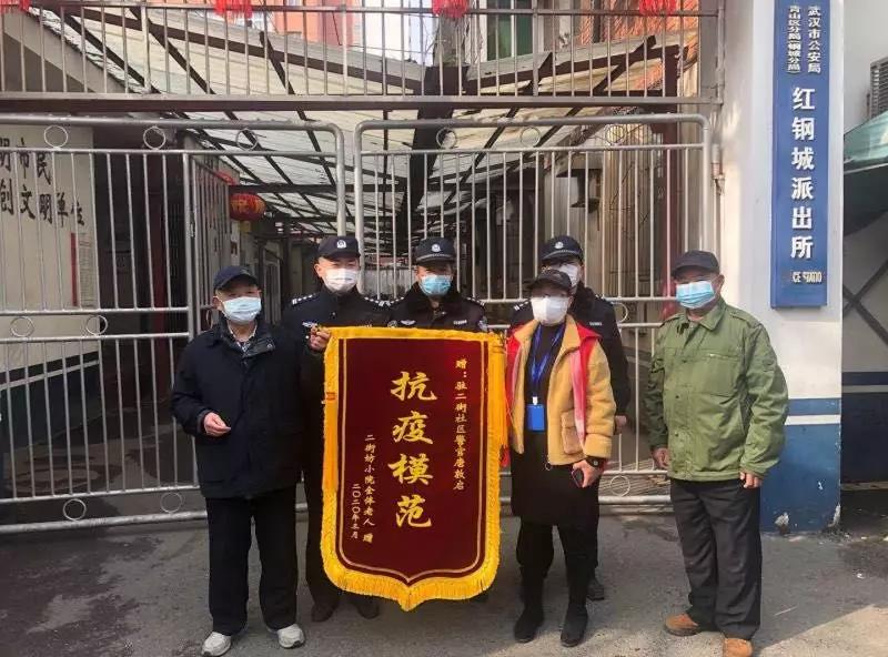 民警两次背起老人就医,民警雪中背起陌生老太太