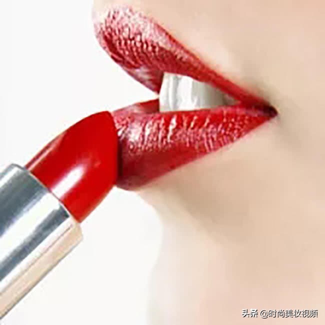 口红老粘牙上是怎么回事,口红粘牙怎么解决