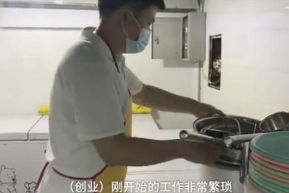 华中师范大学研究生，只因所学专业没选对，毕业后无奈选择卖鸡爪