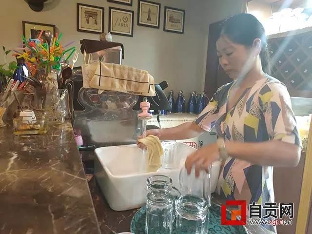 为不相干的陌生人抵押自己的房子，富顺这家茶馆的故事看着看着就哭了…