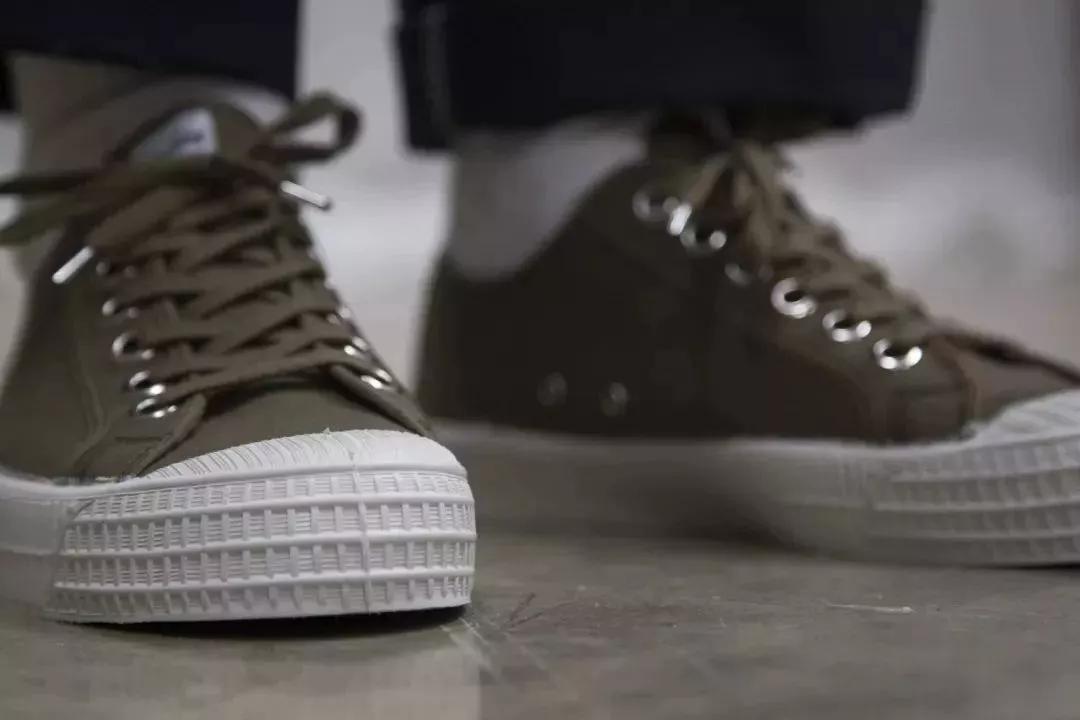 休闲小白鞋匡威vans,年度最火vans小黑鞋这样穿真酷