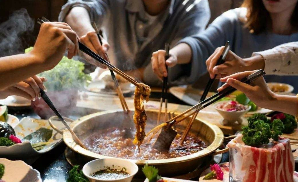 多数人喜欢吃火锅的原因是什么,为啥人们喜欢吃火锅