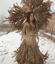 搞笑gif趣图妹子快现出原形吧,搞笑gif妹子你这发型挺别致