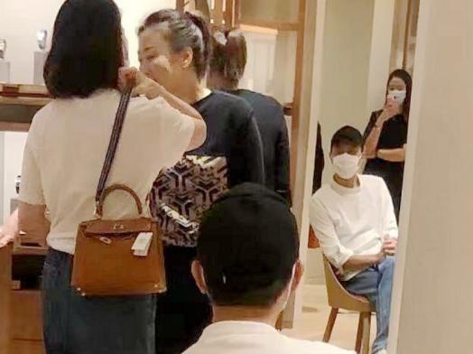 张智霖形容袁咏仪买包包,袁咏仪和张智霖买包包