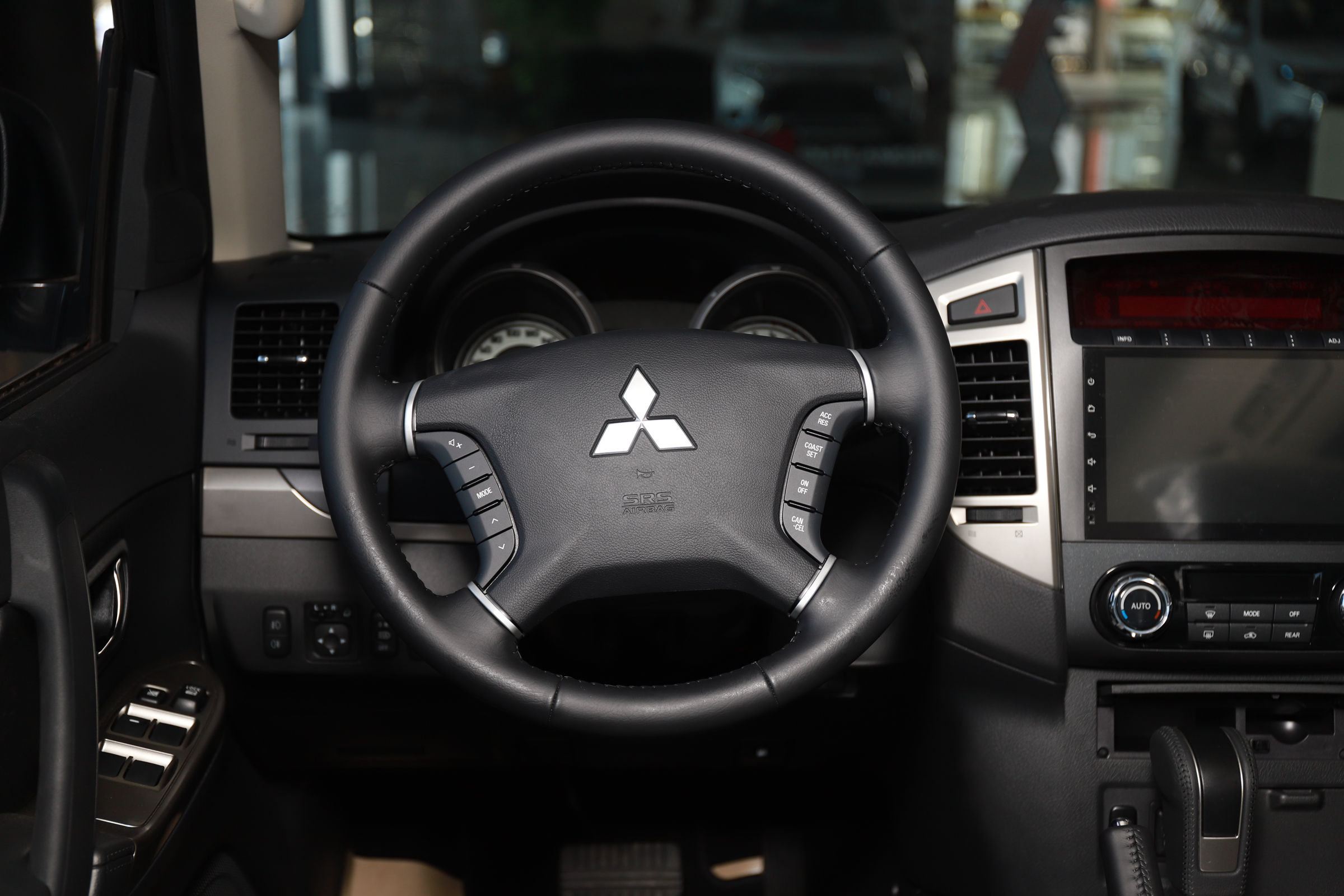 帕杰罗v77与lc100陆巡4500哪个好,2020款三菱进口帕杰罗越野视频