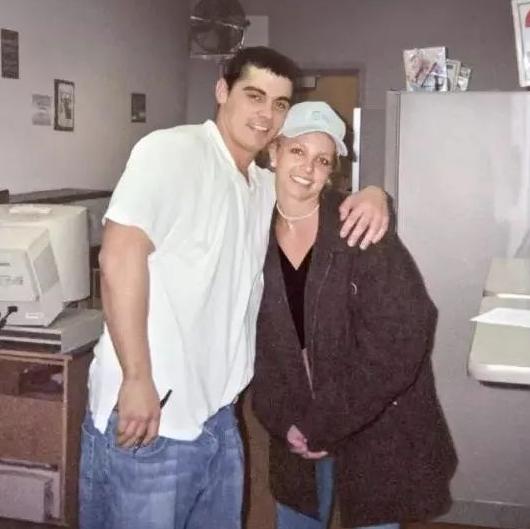 布兰妮前男友道歉,布兰妮被亲生父亲控制了吗