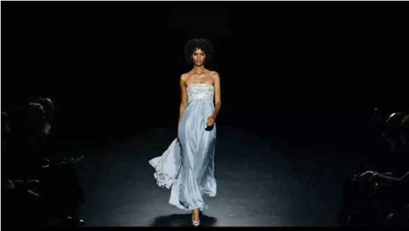 她从沙漠深处坚定走来,放弃闪耀的星途,成为女性维权的斗士