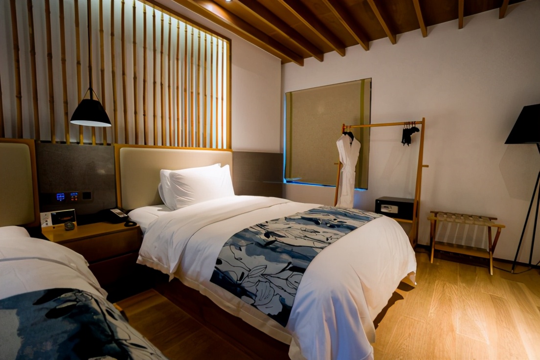 商量岗内的这家酒店,四季气候适宜居住,住客宛若身处桃花源