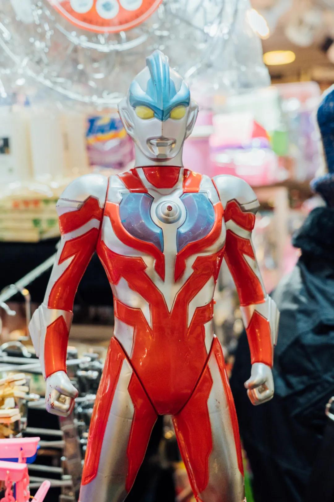 活着的两元店，2块钱能买啥？