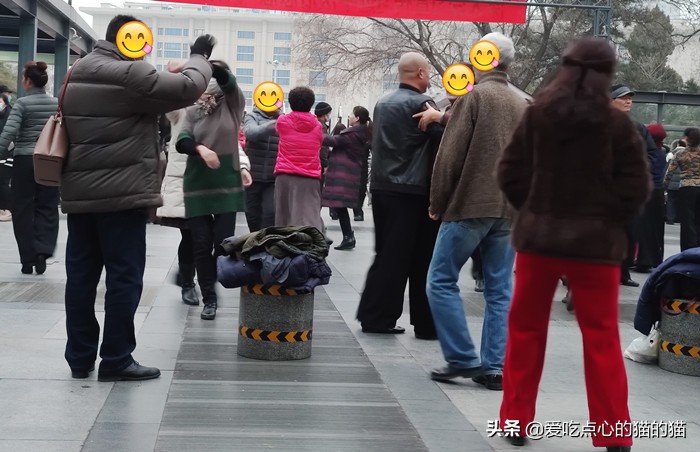 中老年人跳交谊舞的裙子,中老年人交谊舞表演