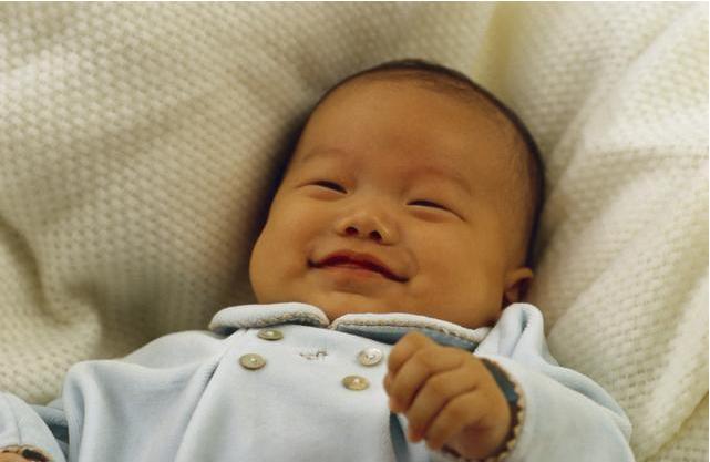 两个月宝宝会笑了说明孩子聪明吗,孩子刚出生有会笑的吗