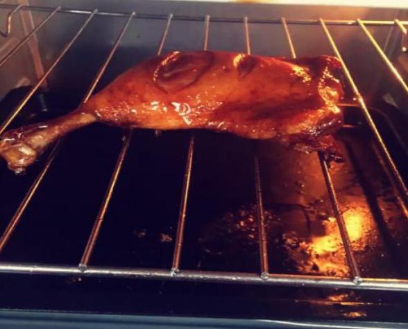 大妈校门口卖便宜小吃1块5个,大叔在学校门口卖小吃一元二个