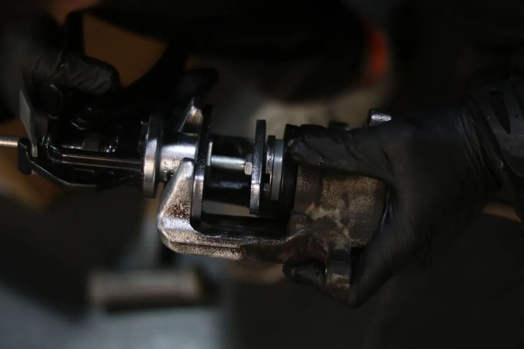 怪兽搞老车：翻新一辆残破生锈的柴油版奥迪A6，翻新后变新车