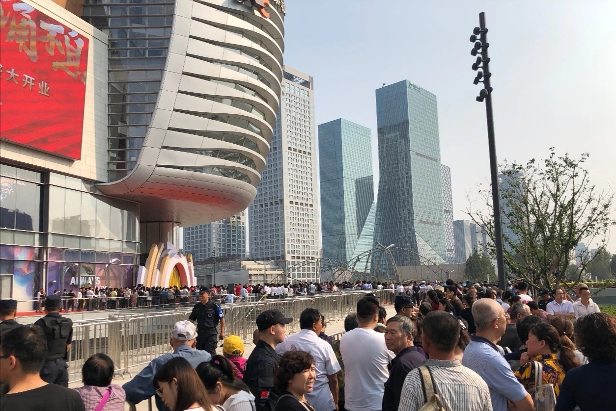 还没过节，济南这里已堵成了人山人海！最大规模的综合体开业！还有水哥王昱珩打造的绿植墙