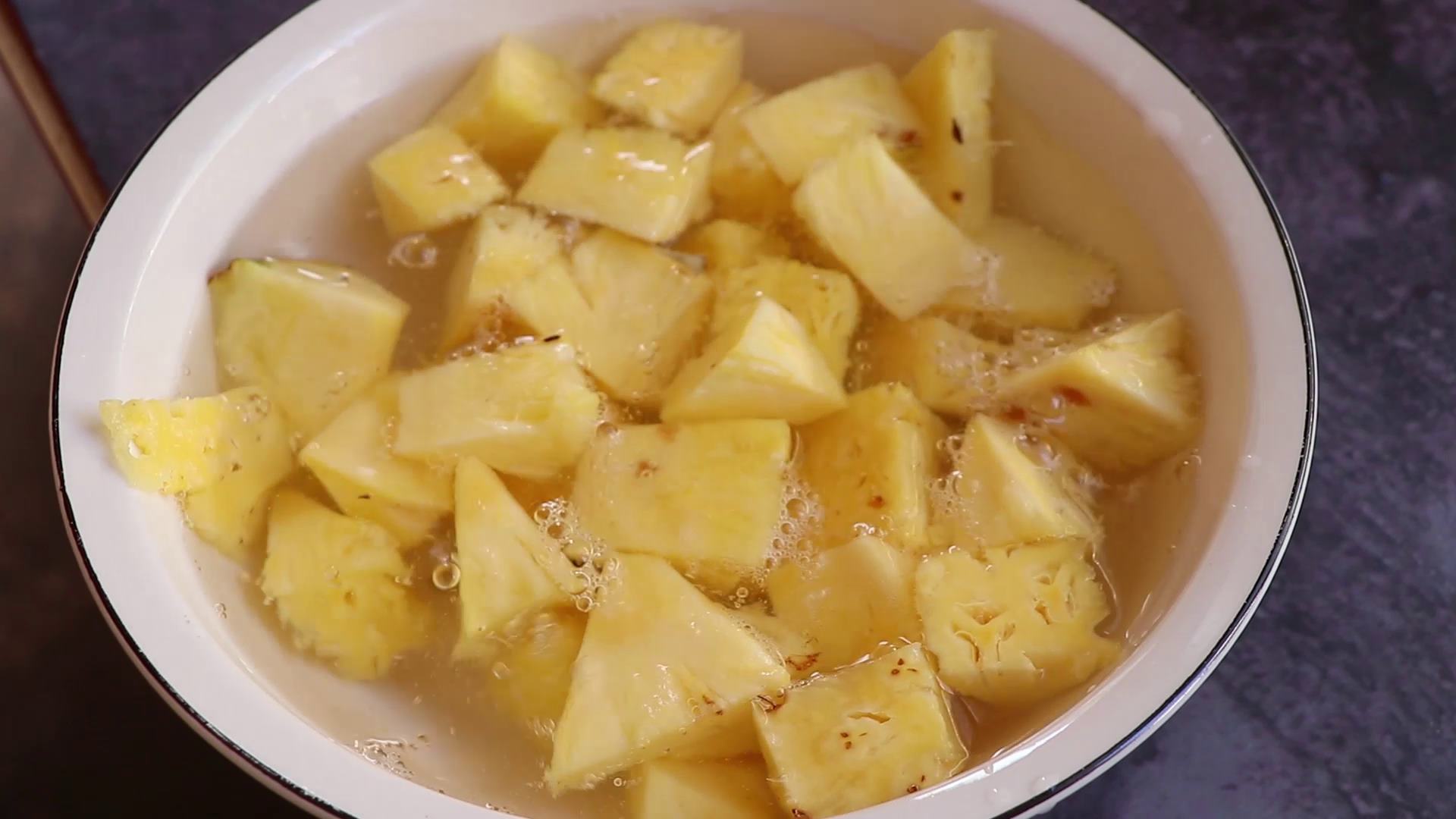 切菠萝最正确的方法,切菠萝的妙招一颗一颗的剥