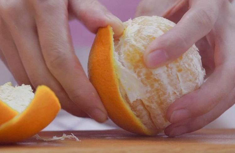 几十万斤鲜橙“烂在手里”，大爷却只能干着急，落下无助泪水