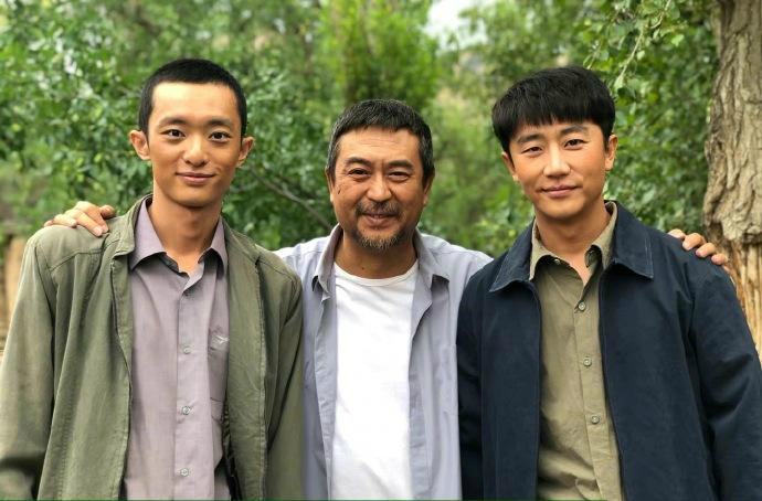 央视春晚刘德华第一次唱什么,刘德华薇娅六亲不认步伐原版