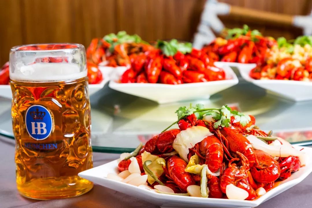 这样吃龙虾简直就是一场味觉盛宴,吃超大龙虾超过瘾