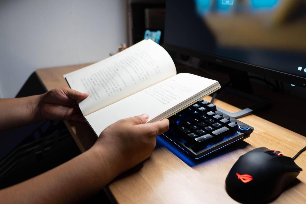 柔光不刺眼，夜间照明更舒适，体验如鱼生活非对称屏幕挂灯