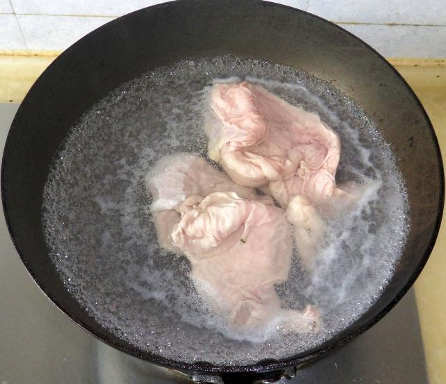 猪肚怎么炒不腥且脆,猪肚一炒就出水