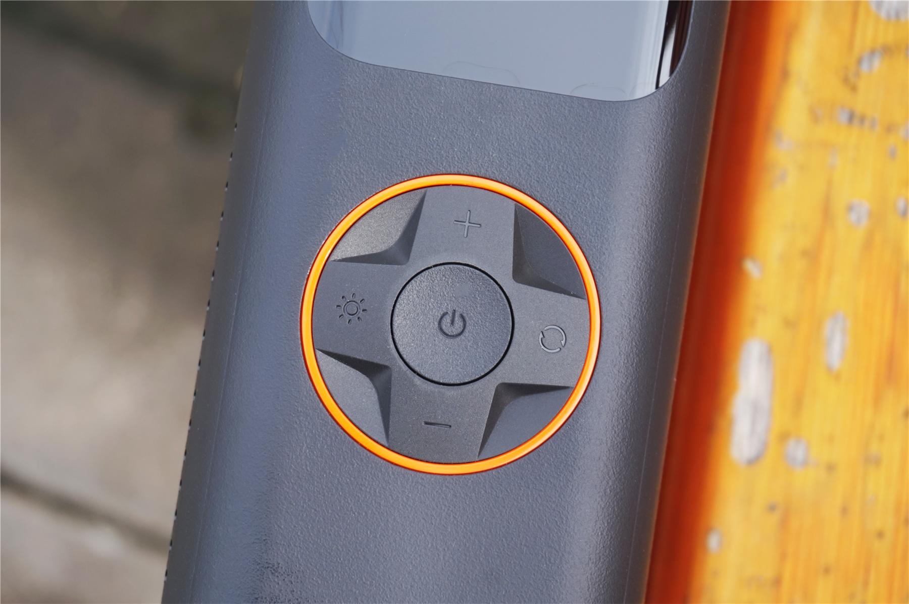 开车遇到轮胎不够气,骑车路过电动车没气帮忙打气