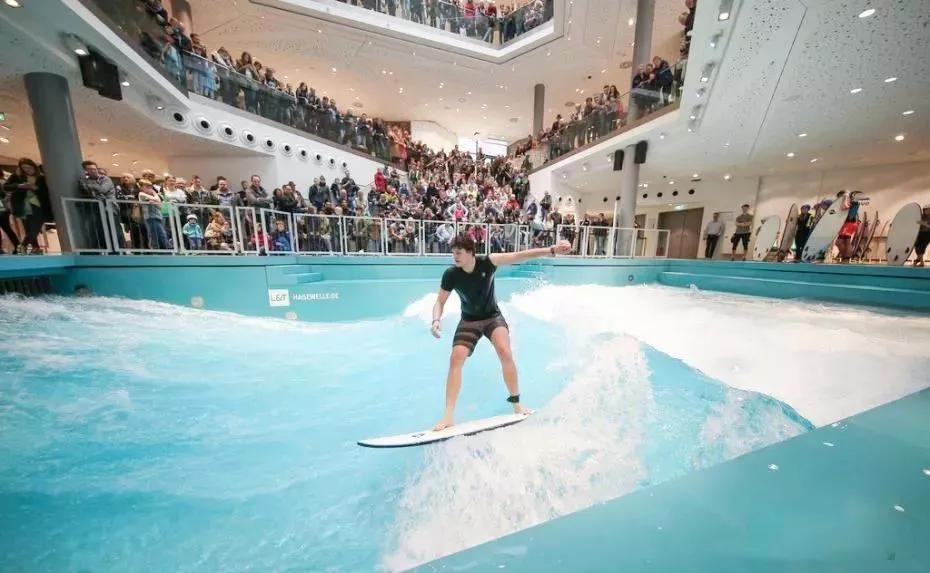 购物中心跑步,在购物广场里跑酷