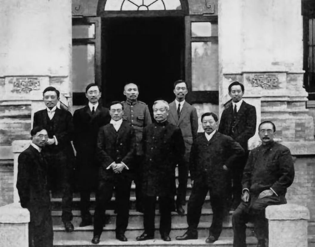 洪金宝现状怎样,抛弃原配突然娶女徒弟