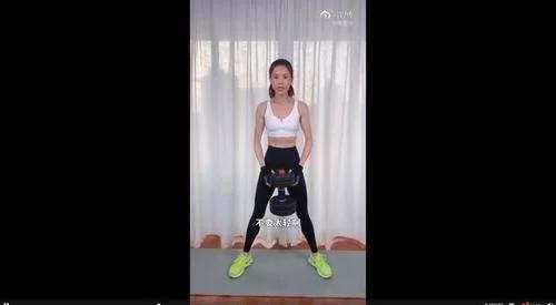 “姑姑”李若彤放飞自我，在家亲自教道友做深蹲，身材紧致看点足