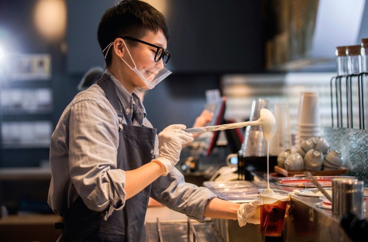 奶茶200块钱一杯排队八个小时,一杯奶茶60元排队买