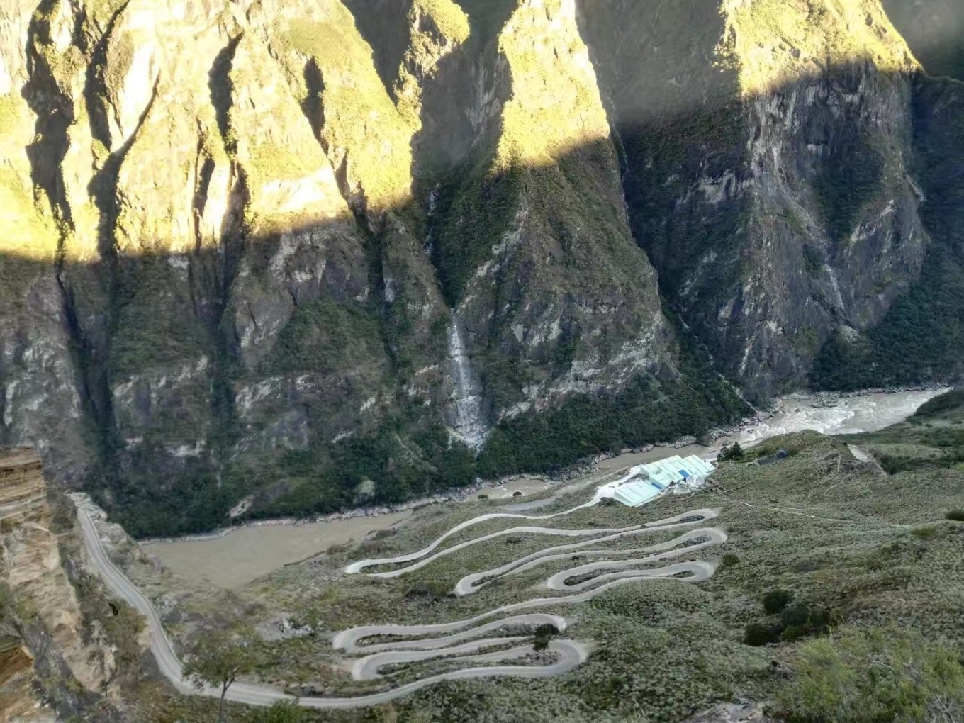 云南虎跳峡徒步线路初级,虎跳峡徒步28道弯