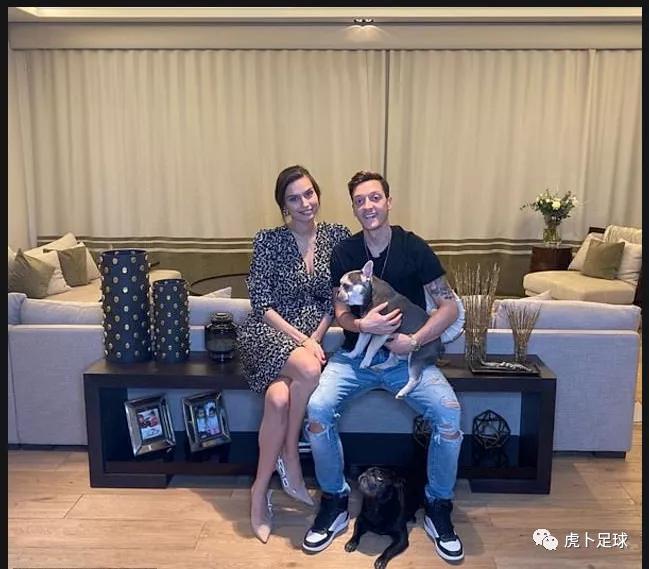 足球球员与球迷的暖情时刻,足球运动员与球迷的暖心时刻