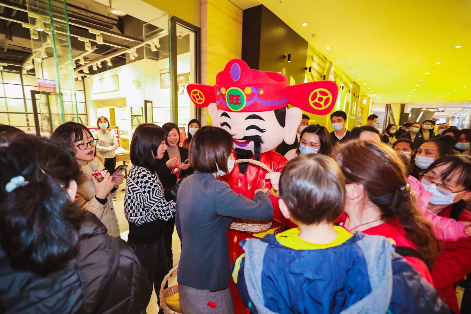 重庆IFS摩登国风灯影艺术装置灯如影爱成双揭幕