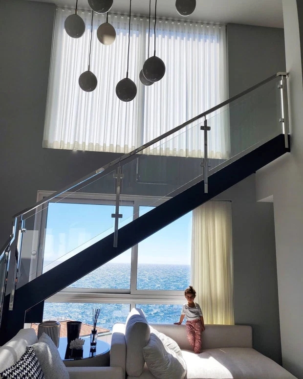 c罗从贫民窟到亿万豪宅,c罗年入1.25亿美元多少人民币