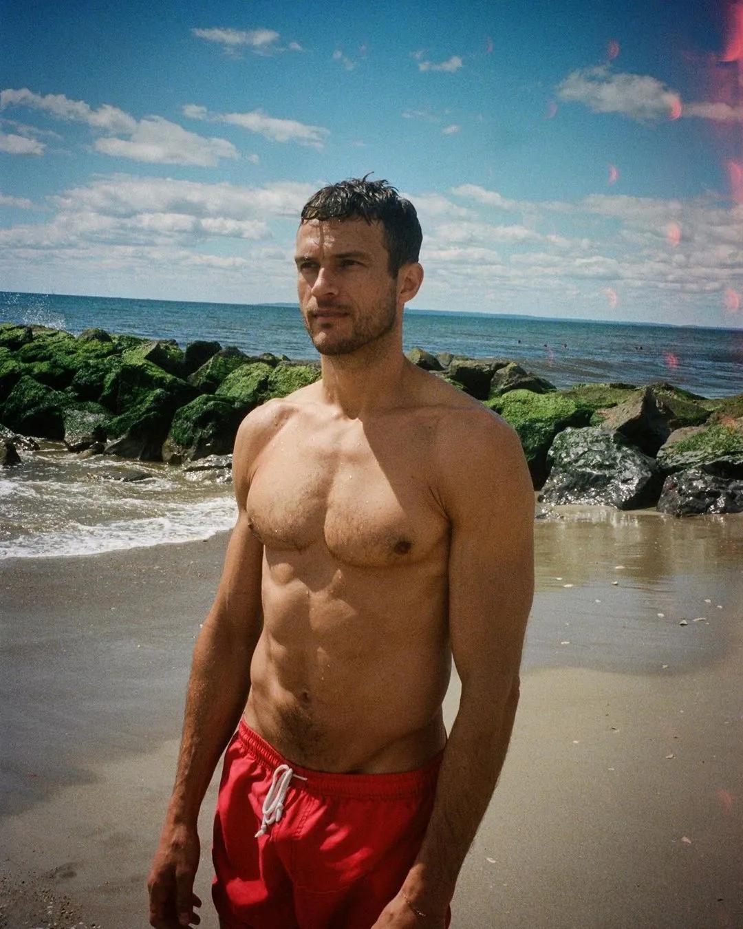 35岁的他登上中国版《时尚先生》封面,长得确实很帅