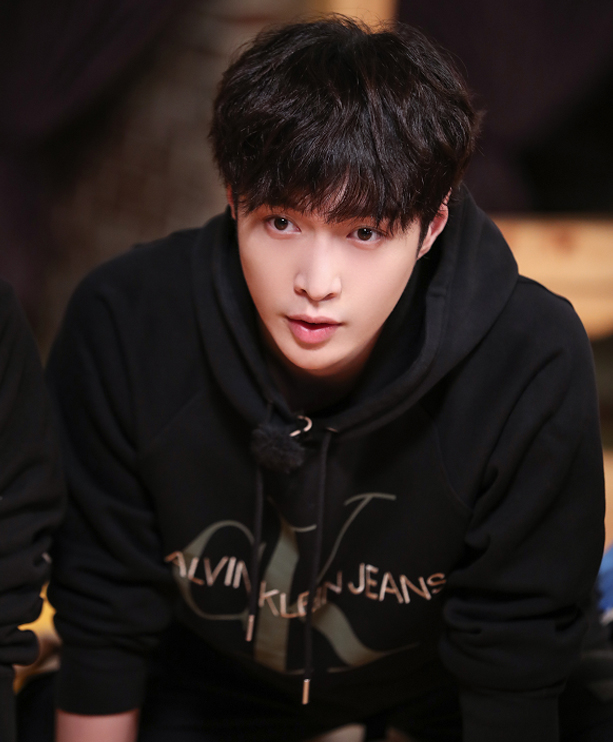 张艺兴匡威联名款穿搭,张艺兴穿黑匡威