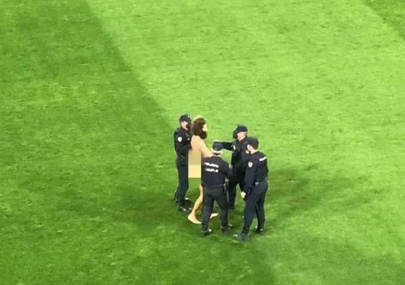 现场视频曝光！西班牙网红足球比赛现场裸奔，不惜蹲守14小时