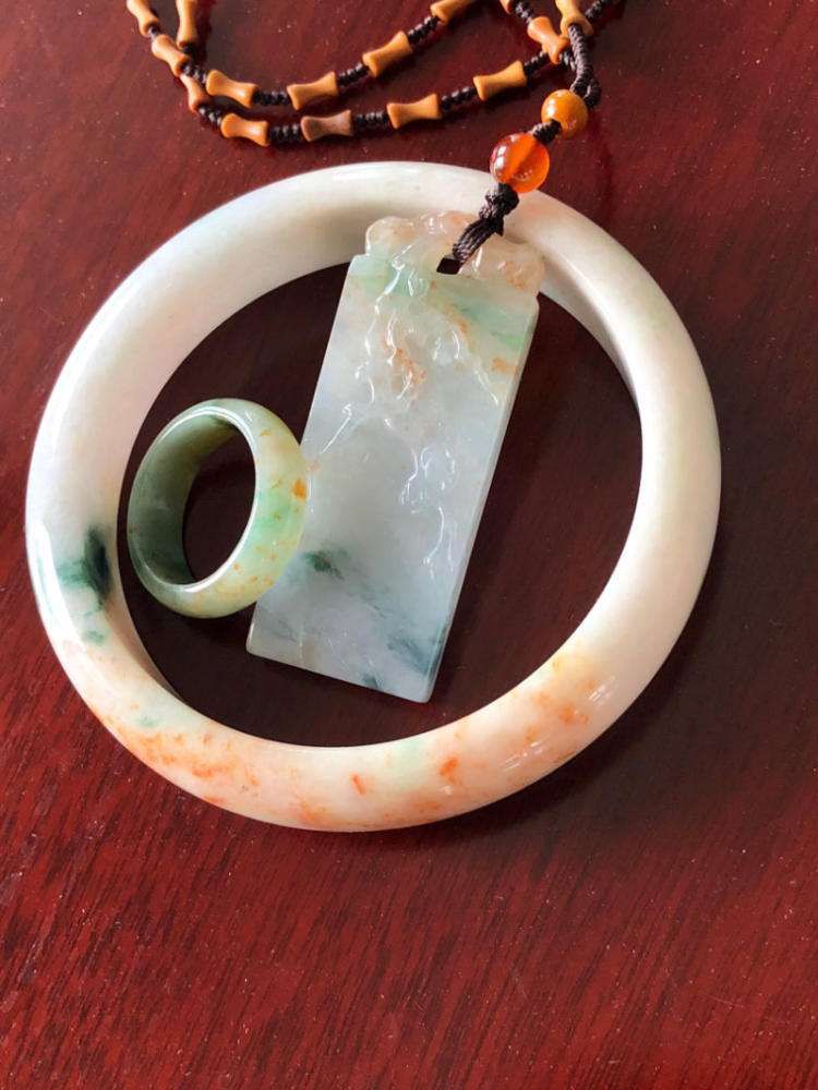 飘色翡翠手镯值钱吗,飘绿花翡翠手镯值钱吗