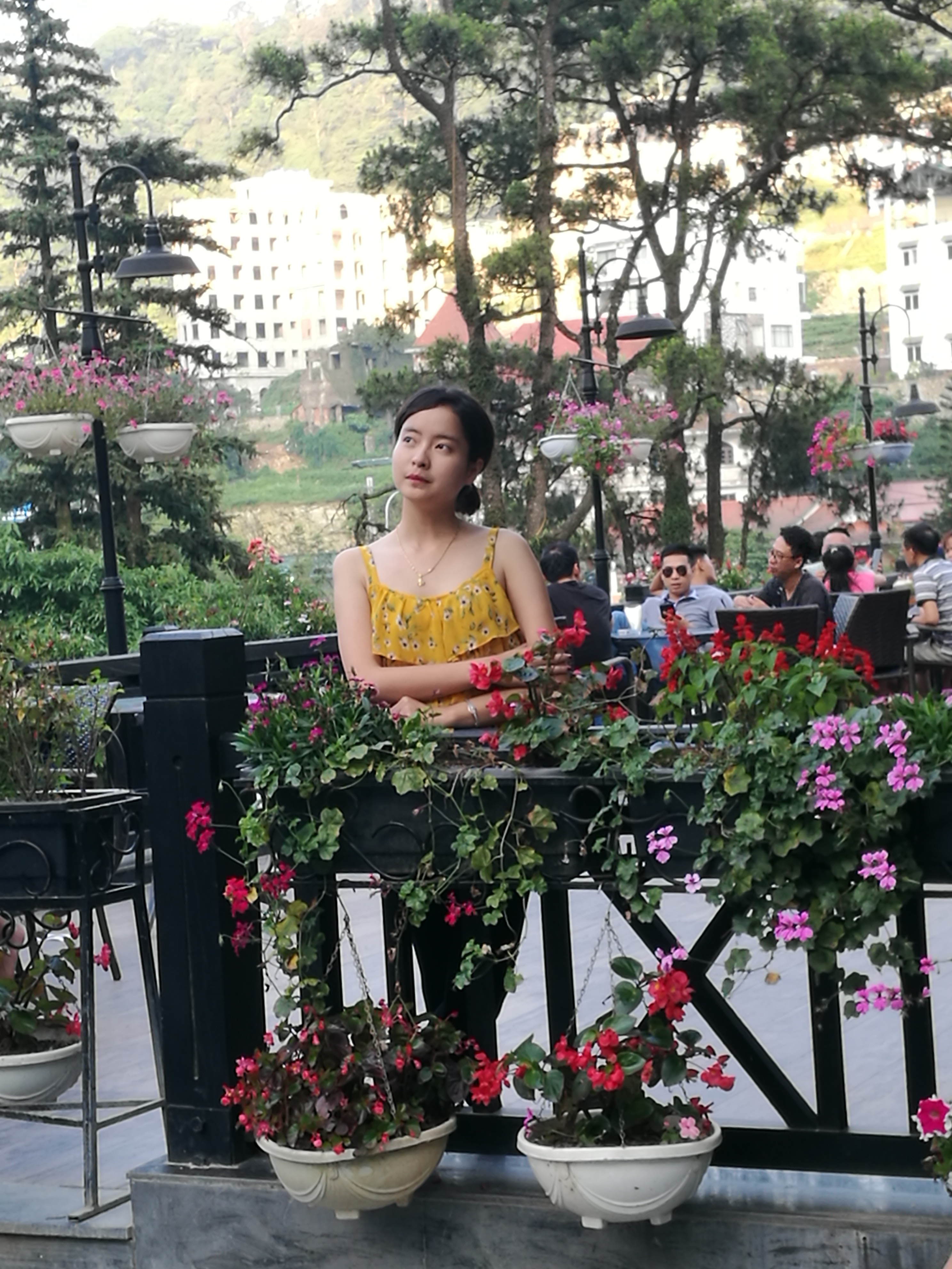 越南小妹独自野外深山探险,越南旅游奇遇记