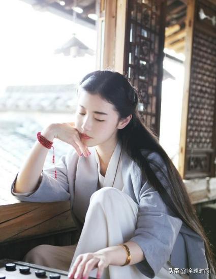 模特中国风妆容端庄大气,古典中国风水墨服装走秀