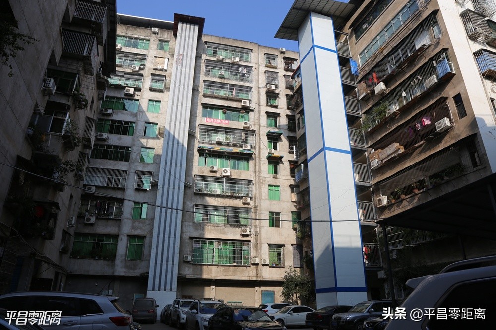 老旧小区加装外挂电梯的弊大于利,带平台的老旧小区怎么加装电梯