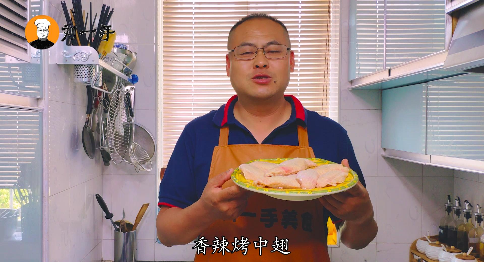 香辣烤鸡翅怎么腌制入味,吮指蒜香炸鸡翅超好吃的鸡翅做法