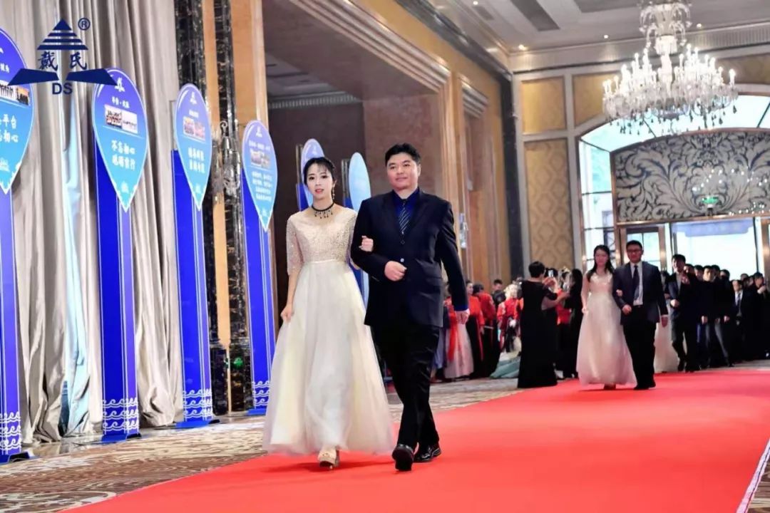 规范自律天道酬勤，奉献担当人心有秤，戴氏教育名航部拜年会