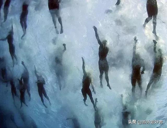 学游泳小白最快学会的泳姿,四个技巧帮助你提高游泳转身速度