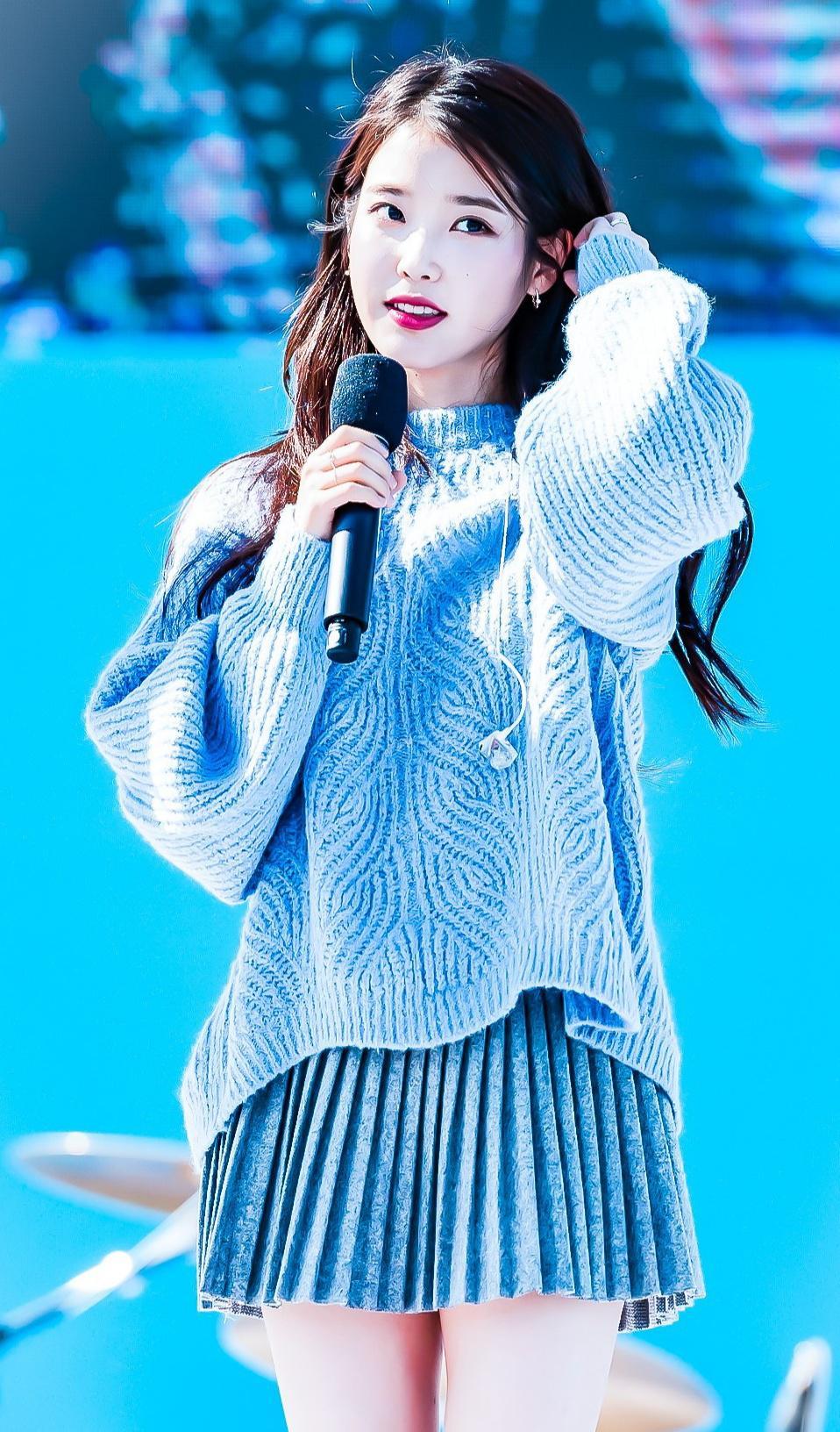 IU李智恩现身米兰，身穿军绿色风衣，是印象中的初恋脸没错了