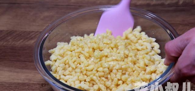 面粉绿豆饼的做法,平底锅做绿豆酥饼的做法