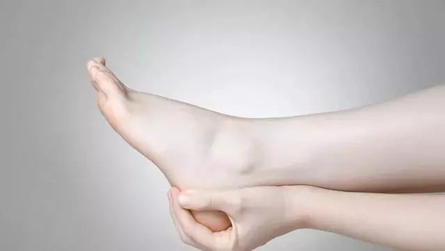 冬天手脚粗糙开裂小妙招,冬季手脚干裂怎么快速修复