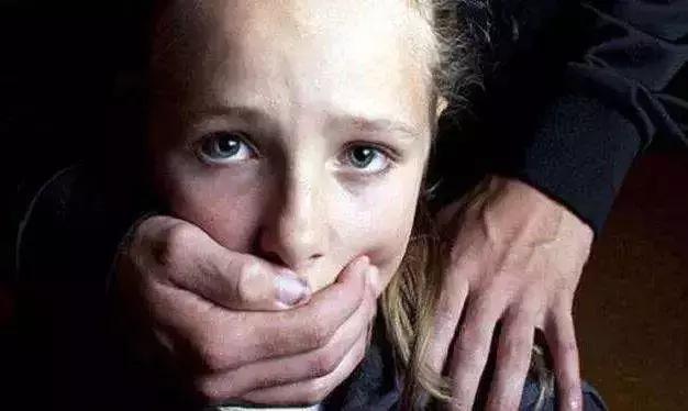 “我是你父亲，可以亲你、摸你全身，这不是猥亵！”