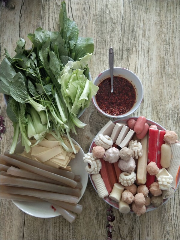 嫌麻辣烫店又贵又脏，自己在家做，麻辣鲜香吃个够，成本10元不到