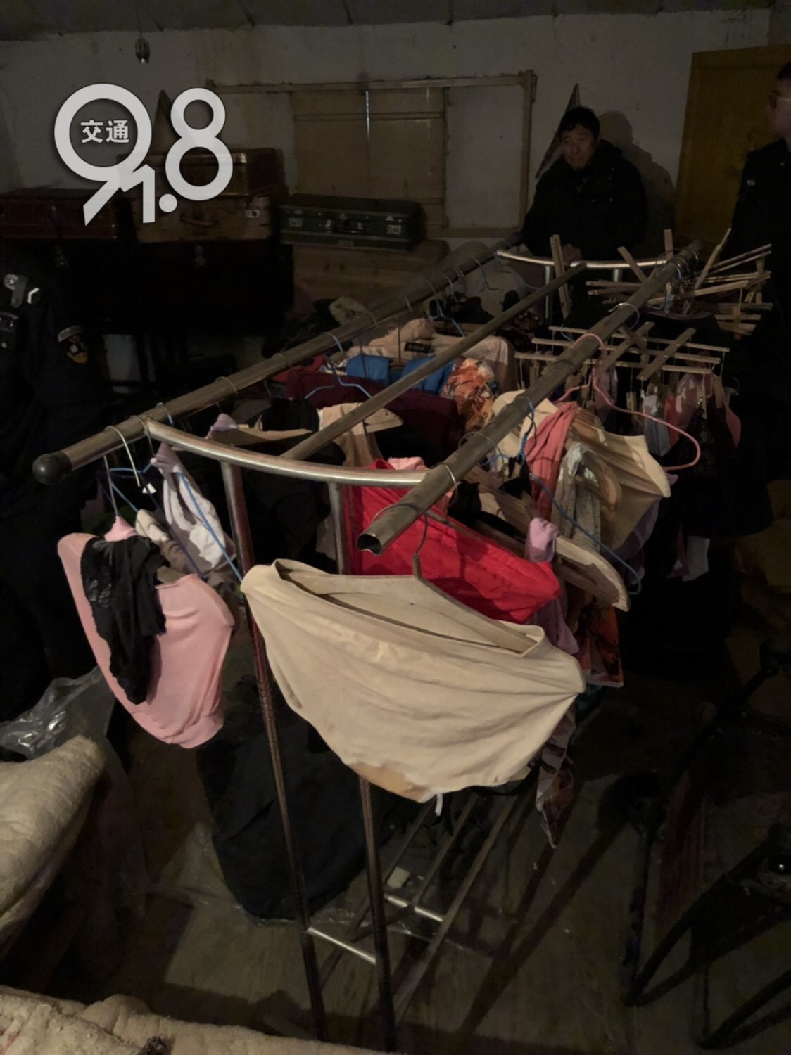 “我*裤内**不见了！”杭州女性要注意提防这个“*裤内**贼”「杭州交通918关注」